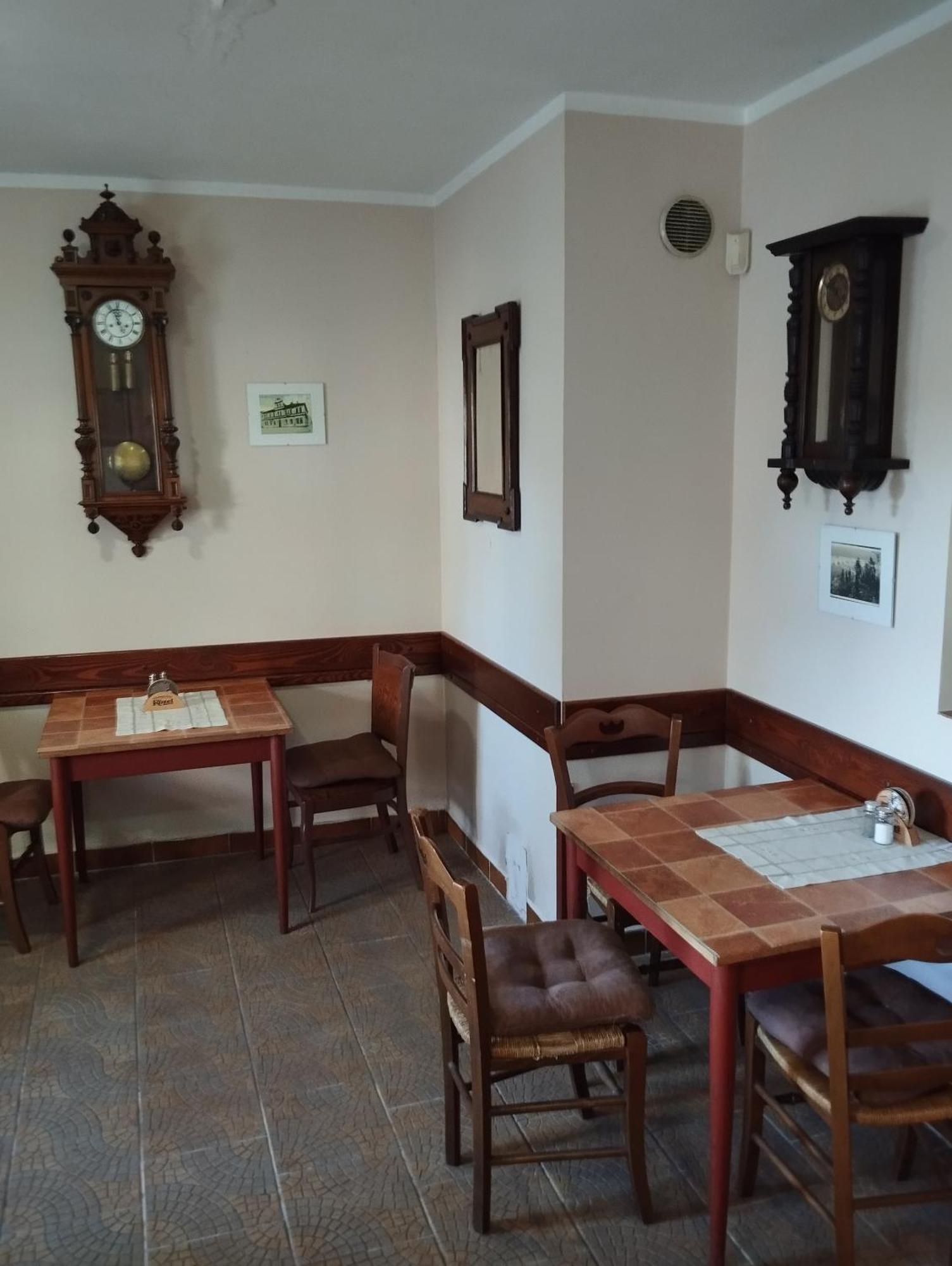 Restaurace A Penzion Vlci Jama Horní Blatná Exterior foto
